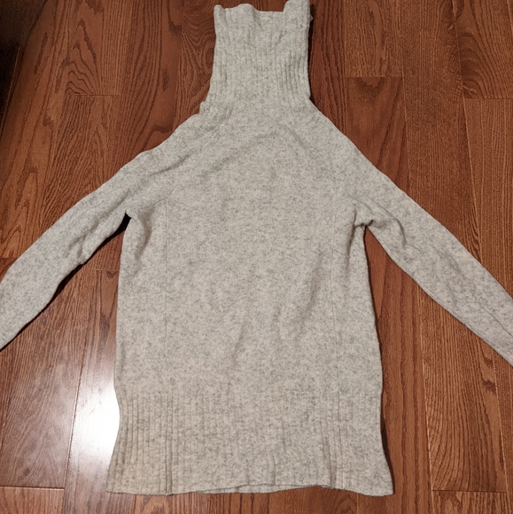 Aritzia Wilfred Plutarch sweater in Cream/Grey - Picture 3 of 6